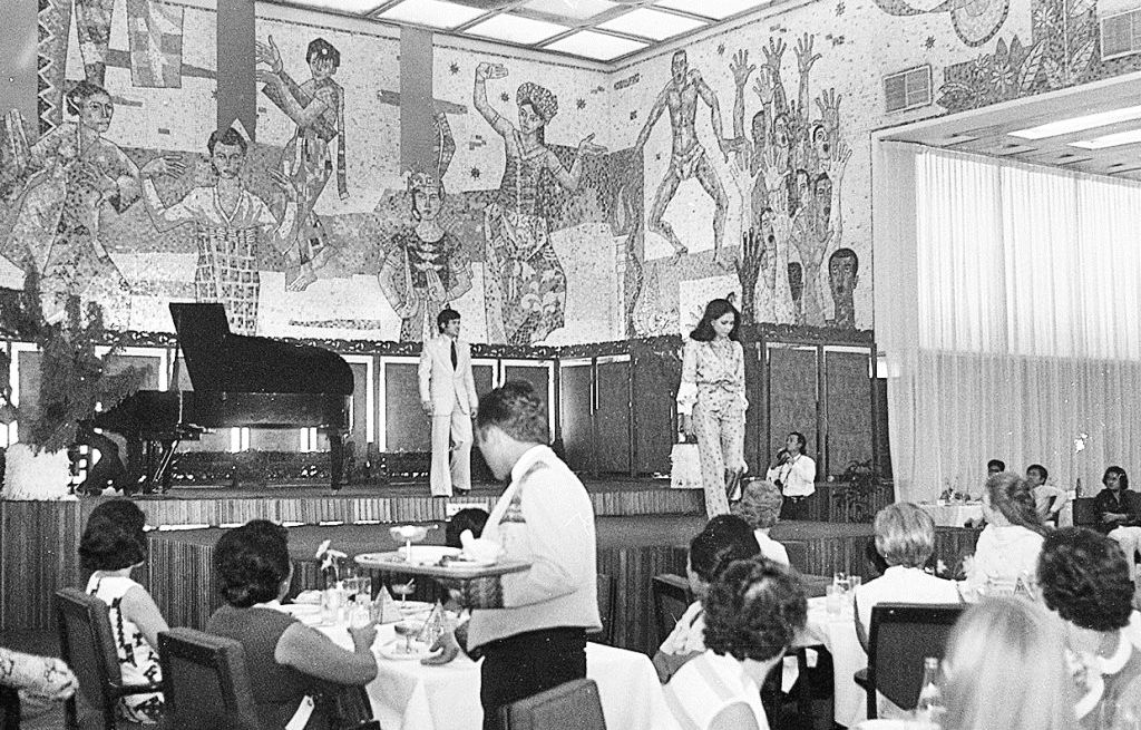 Fashion show koleksi butik Mic & Mac, Beauty Taylor, dan Fauzan di Ramayana Room, Hotel Indonesia, Selasa (2/7/1974).
