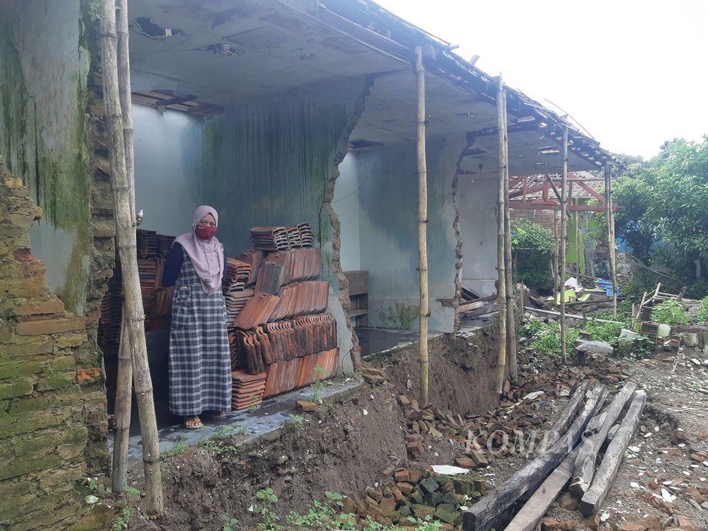 Warga menunjukkan rumah yang rusak akibat pergerakan tanah di Desa Ciwaringin, Kecamatan Ciwaringin, Kabupaten Cirebon, Jawa Barat, Senin (7/3/2022). Sebanyak enam rumah terdampak bencana itu. Bupati berjanji mencari solusi atas kejadian itu.