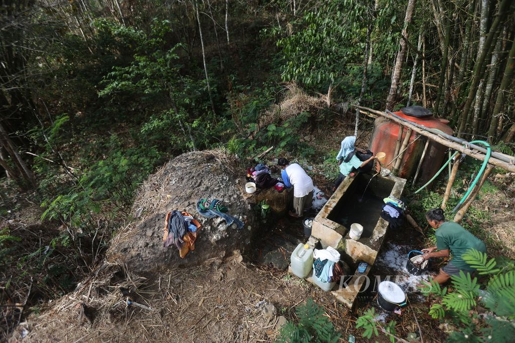 Warga mengambil air dari mata air di Dusun Butuh, Desa Candirejo, Kecamatan Borobudur, Kabupaten Magelang, Jawa Tengah, Selasa (3/9/2023). Warga dusun itu mengalami kekeringan akibat kemarau sehingga harus mengambil air dari luar desa.