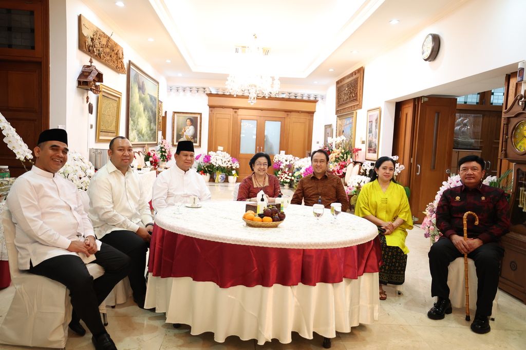 Ketua Umum Partai Gerindra Prabowo Subianto berkunjung ke kediaman Ketua Umum PDI-P Megawati Soekarnoputri di Jalan Teuku Umar, Jakarta, Senin (2/5/2022). Rumah yang ditempati Megawati ini diberikan negara sebagai bentuk penghormatan karena telah memimpin Indonesia. 