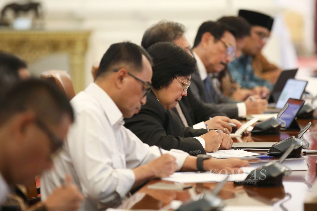 Sejumlah menteri, seperti Menteri Perhubungan Budi Karya Sumadi serta Menteri Lingkungan Hidup dan Kehutanan Siti Nurbaya Bakar, ikut dalam rapat terbatas membahas peningkatan kualitas udara Jabodetabek di Istana Merdeka, Jakarta, Senin (14/8/2023). 