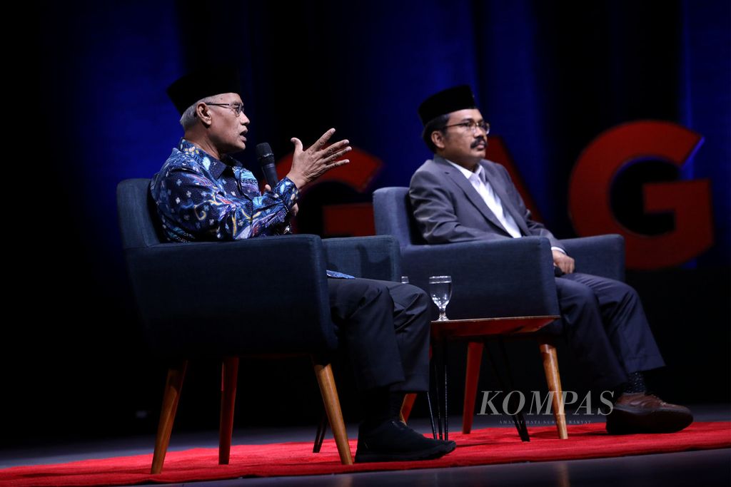 Ketua Umum PP Muhammadiyah Haedar Nashir (kiri) dan Sukidi sebagai moderator menanggapi panelis dalam diskusi Gagas RI dengan tema Ekonomi, Keadilan, dan Kemanusiaan di Menara Kompas, Jakarta, Senin (29/5/2023). 