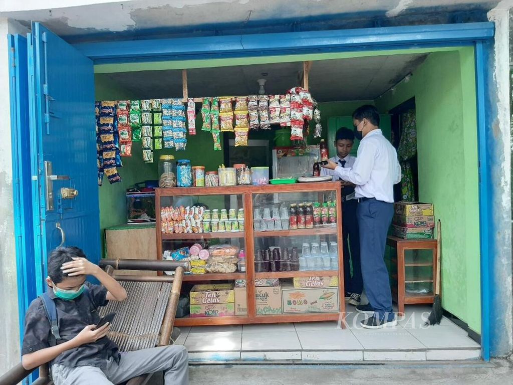 Karena kantin sekolah tutup, siswa-siswa peserta PTM di sebuah sekolah di Kota Magelang, membeli jajanan di kedai di sebelah sekolah, seperti terlihat, Rabu (15/9/2021).