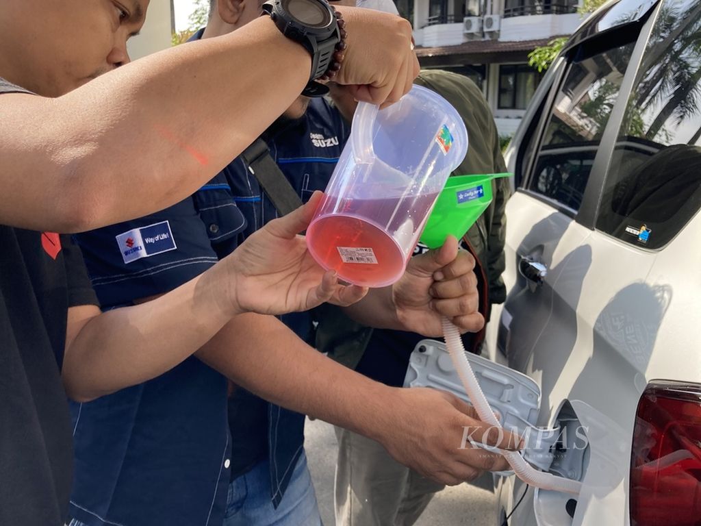 Pengisian BBM untuk pengukuran konsumsi bensin dengan metode <i>full to full </i>dalam lomba efisiensi bahan bakar menggunakan Suzuki All New Ertiga Hybrid dari Kota Batu, Jawa Timur, menuju Kota Surabaya, Selasa (21/06/2022).