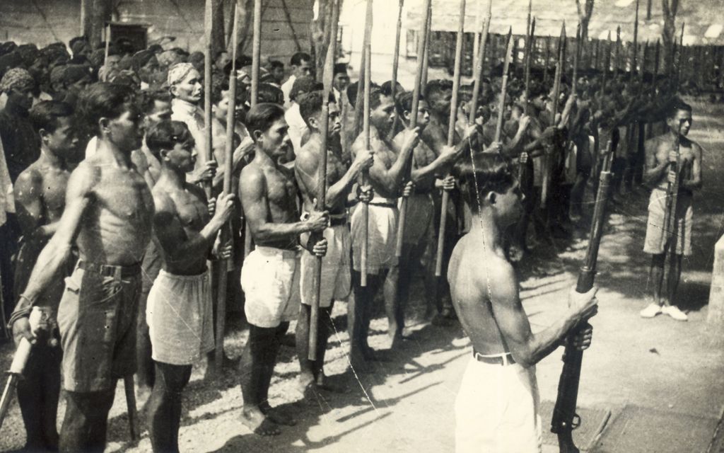 Laskar Bambu Runcing siap menghadapi musuh negara (1946).