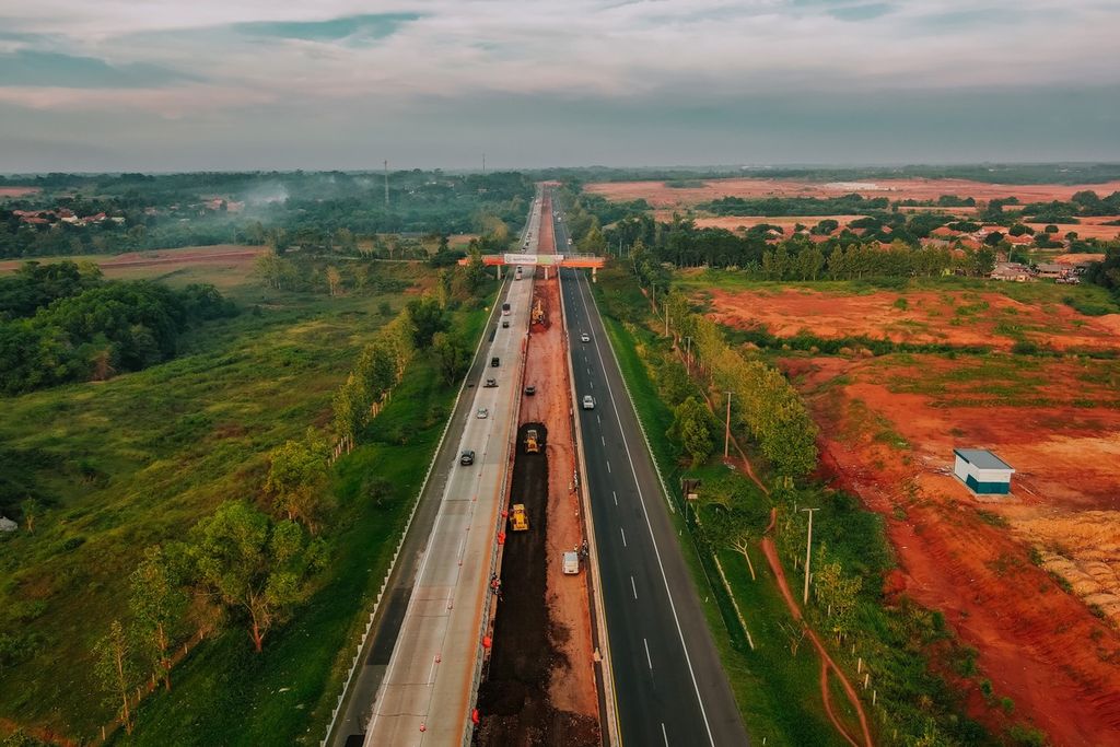 Pengerjaan satu lajur tambahan di Jalan Tol Cikopo-Palimanan (Cipali) pada Km 87 hingga Km 110, bebrapa waktu lalu.