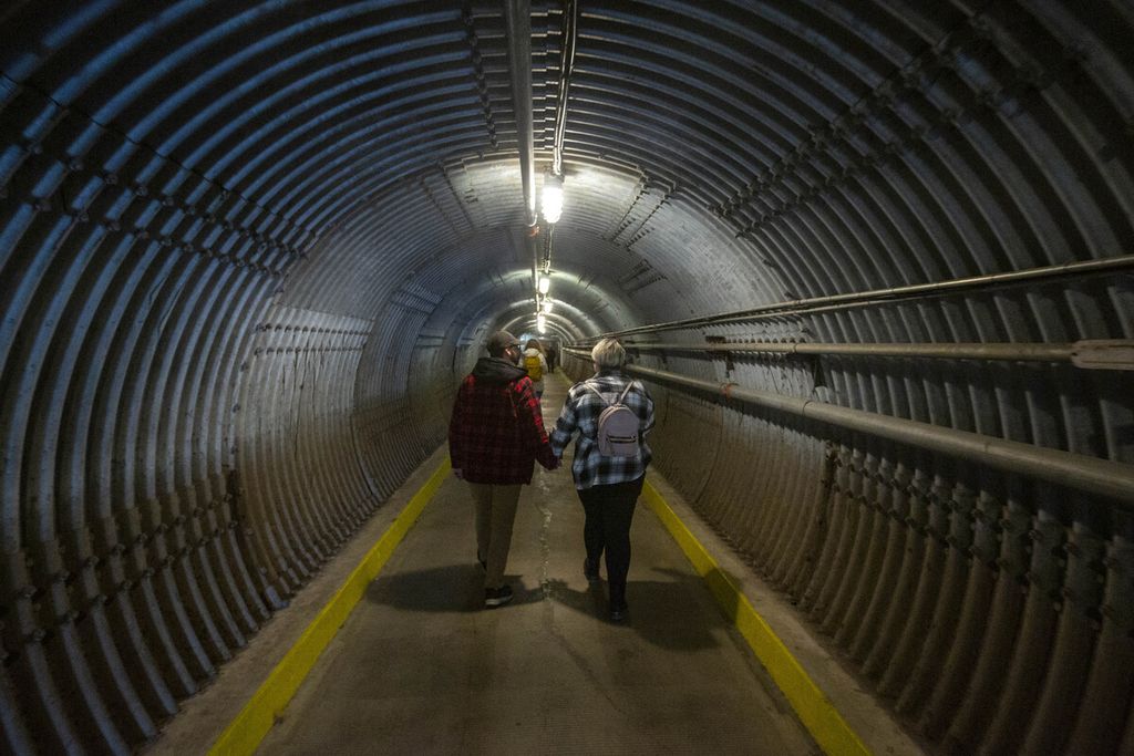 Dalam arsip foto yang diambil pada 5 Oktober 2022 ini, para pengunjung memasuki Diefenbunker, Museum Perang Dingin Kanada, di Ottawa. Sebuah gudang di lereng bukit di pinggiran ibu kota Kanada ini menyembunyikan bunker Perang Dingin. 