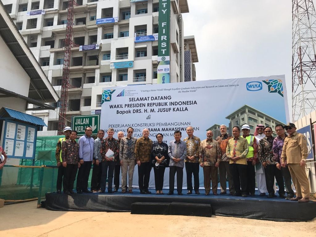 Wakil Presiden Jusuf Kalla bersama para menteri dan duta besar berfoto sembari meninjau pembangunan Universitas Islam Internasional Indonesia di Cimanggis, Depok, Selasa (15/10/2019) pagi.