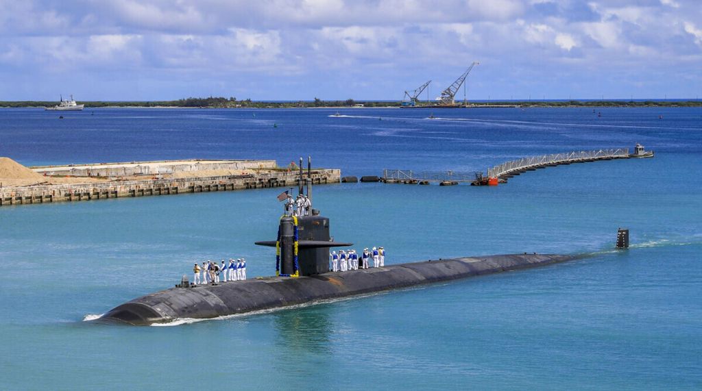 Dalam foto pada Agustus 2021 ini terlihat kapal selam nuklir Amerika Serikat, USS Oklahoma City (SSN 723), meninggalkan pangkalan di Guam. Bersama Inggris, AS akan membantu Australia memiliki kapal selam bertenaga nuklir. 