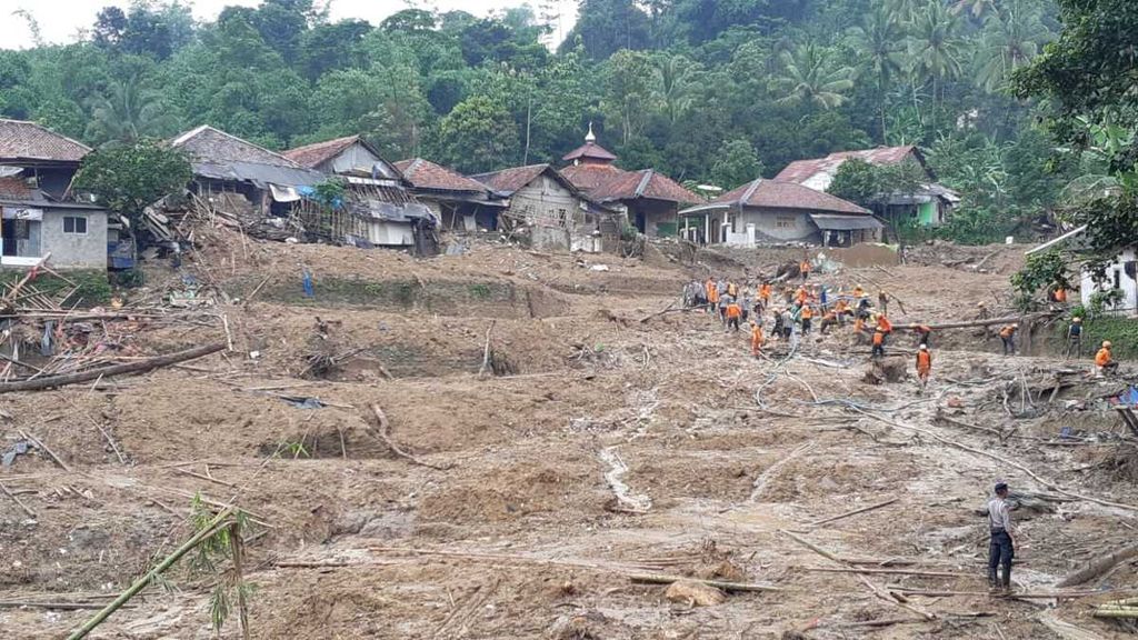 Pencarian korban longsor di Desa Sinar Harapan, Harkatjaya, Kecamatan Sukajaya, Kabupaten Bogor, Jawa Barat, Kamis (9/1/2020).