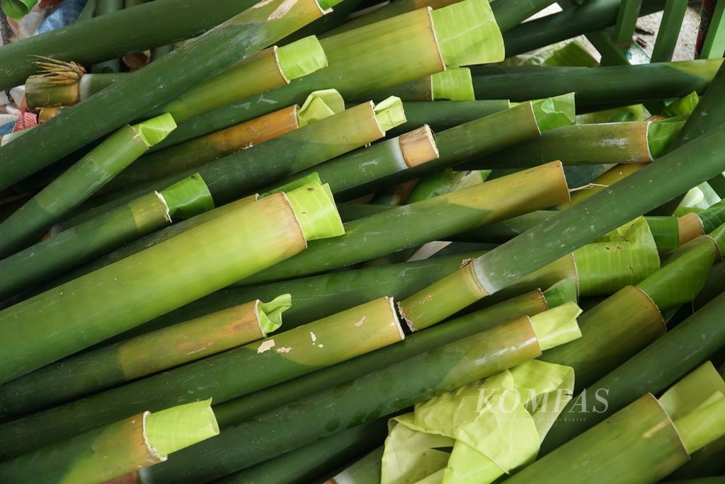 Tabung/batang bambu yang sudah diisikan lamang (lemang) untuk dimasak dalam acara "Malamang Sakampuang" di Kelurahan Aie Pacah, Kecamatan Koto Tangah, Kota Padang, Sumatera Barat, Sabtu (31/12/2022). 
