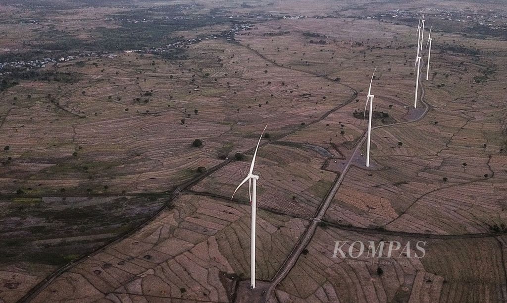 Deretan kincir angin Pembangkit Listrik Tenaga Bayu (PLTB) Tolo I di Jeneponto, Sulawesi Selatan, Minggu (23/6/2019). 