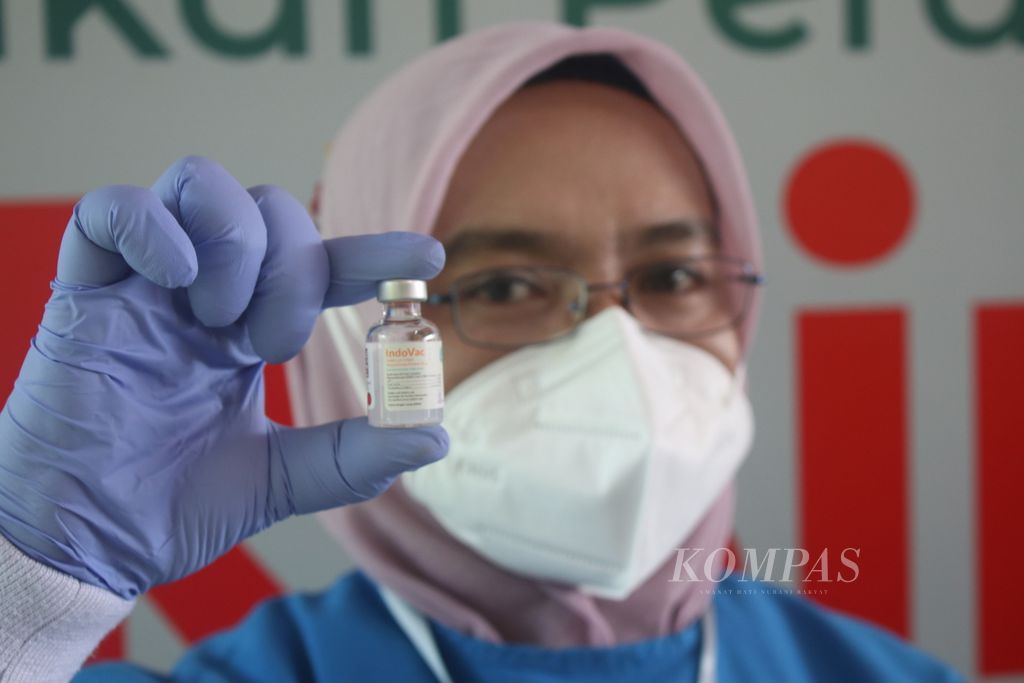 Petugas menunjukkan satu dosis vaksin Indovac di kantor PT Bio Farma, Kota Bandung, Jawa Barat, Kamis (13/10/2022). Penyuntikan vaksin Covid-19 perdana karya anak bangsa ini disaksikan oleh Presiden Joko Widodo.