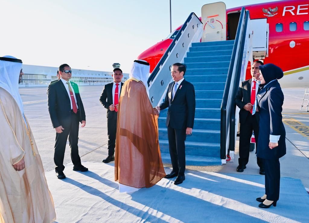Presiden Joko Widodo bersama delegasi terbatas tiba di Bandara Internasional Al Maktoum, Dubai, Uni Emirat Arab, Kamis (30/11/2023),  pukul 16.25 waktu setempat seusai menempuh penerbangan kurang lebih 10 jam.