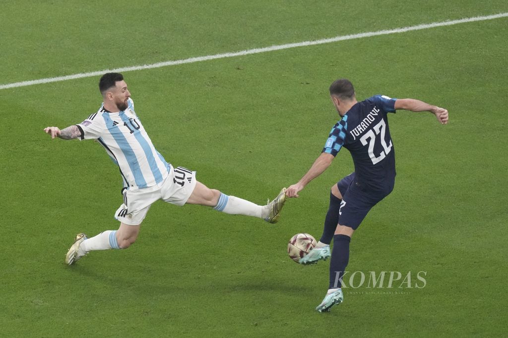 Pemain Argentina Lionel Messi berebut bola dengan pemain Kroasia Josip Juranovic di babak semifinal Piala Dunia 2022 di Stadion Lusail, Qatar, Rabu (14/12/2022) dini hari WIB. Argentina melaju ke final Piala Dunia 2022 setelah mengalahkan Kroasia 3-0. 
