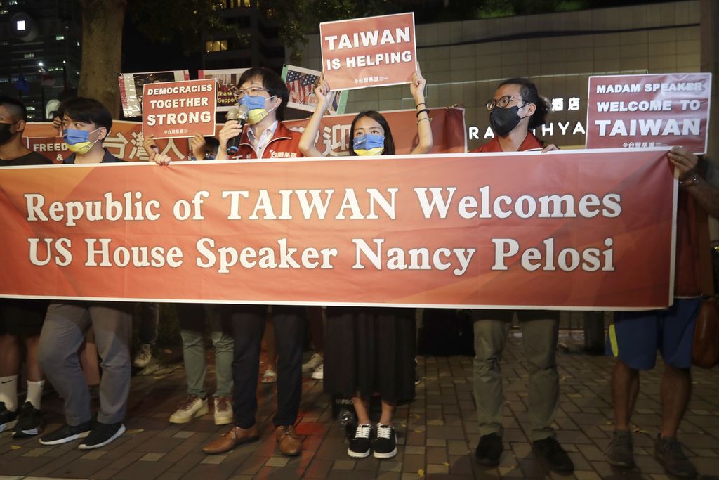 Supporters hold a banner outside the hotel where U.S. House Speaker Nancy Pelosi is supposed to be staying in Taipei, Taiwan, Tuesday, Aug 2, 2022. U.S. House Speaker Nancy Pelosi was believed headed for Taiwan on Tuesday on a visit that could significantly escalate tensions with Beijing, which claims the self-ruled island as its own territory.