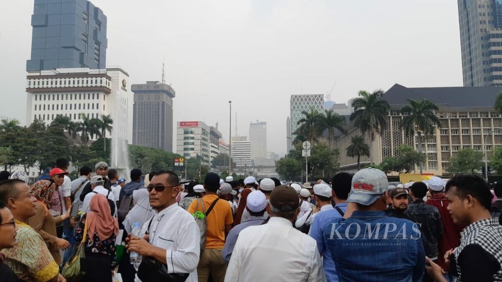 Aksi unjuk rasa massa yang menuntut Mahkamah Konstitusi bertindak adil dalam memutus sengketa hasil pemilu Presiden 2019 di kawasan Patung Arjuna Wiwaha, Jakarta, pada 14 Juni 2019.