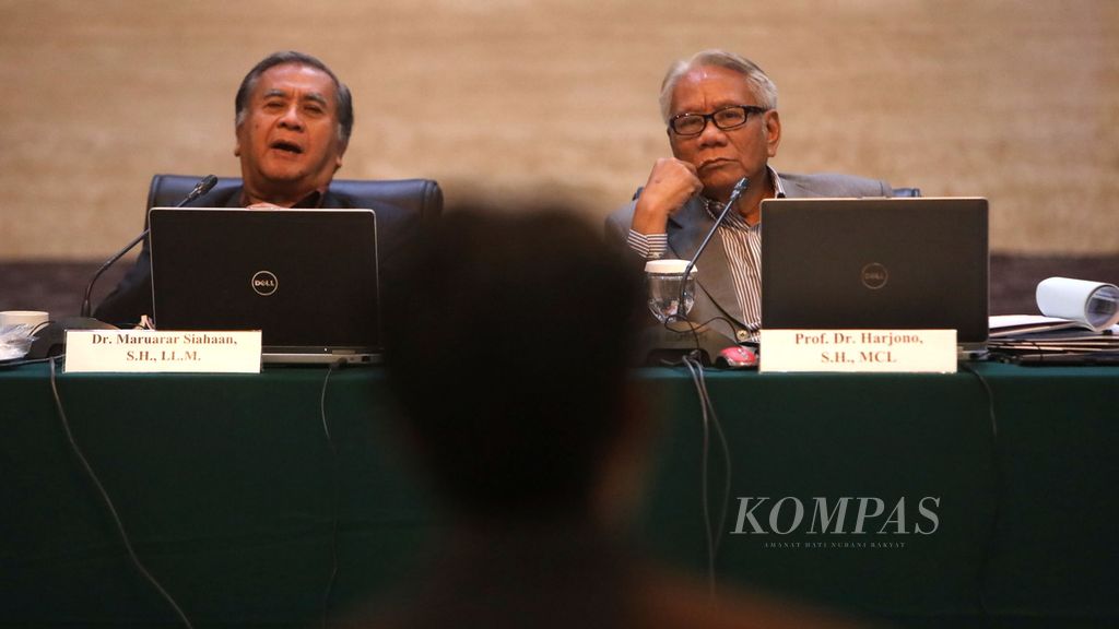 Maruarar Siahaan dan Harjono menyimak jawaban dari salah satu peserta seleksi calon hakim konstitusi yang diajukan presiden di Gedung Kementerian Sekretariat Negara, Jakarta, Rabu (11/12/2019). 