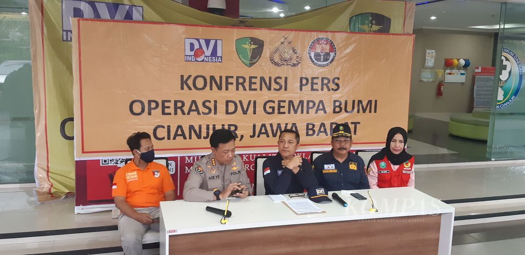 Konferensi pers identifikasi korban gempa Cianjur di RSUD Sayang, Kabupaten Cianjur, Sabtu (26/11/2022) sore.