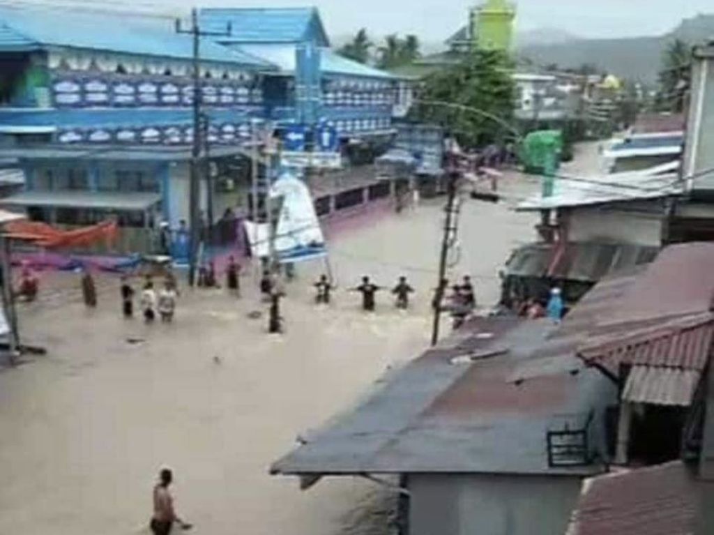 Banjir merendam jalan dan Pasar Majene, Kabupaten Majene, Sulawesi Barat, Kamis (27/10/2022). Banjir terjadi setelah hujan deras mengguyur wilayah ini sejak Rabu hingga Kamis dini hari.