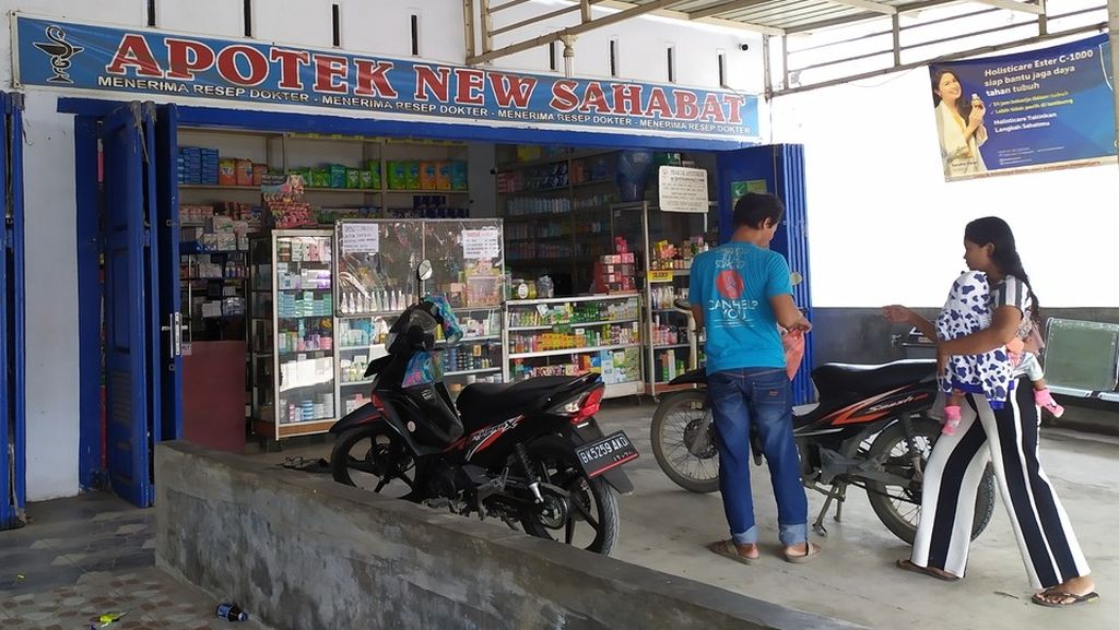 Apotik New Sahabat ini dikelola oleh seorang bidan yang membuka praktik di Kota Medan, Sumatera Utara, Minggu (4/9/2022). Adapun bidan di tempat ini menyediakan paket susu formula untuk ibu yang baru melahirkan di sana. 
