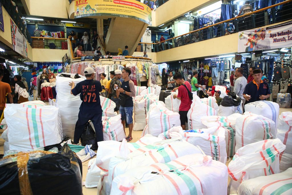 Kesibukan pekerja di Pasar Cipulir, Jakarta Selatan, Minggu (25/2/2024). Pasar tekstil di Jakarta, seperti Pasar Cipulir dan Pasar Tanah Abang, mulai diserbu pedagang dari beberapa daerah yang hendak berbelanja stok pakaian Lebaran.