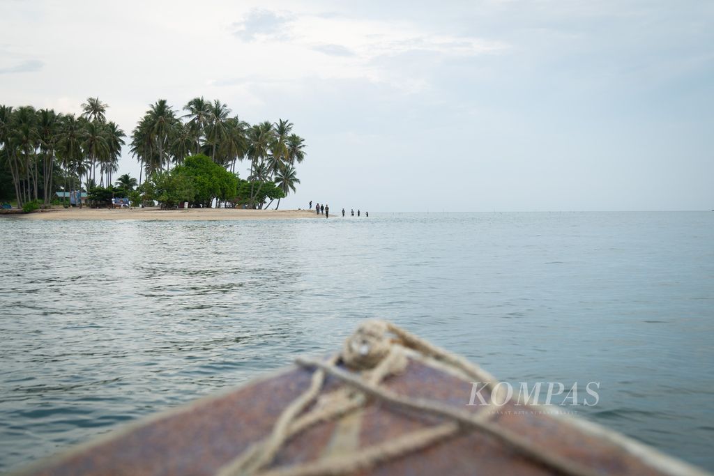 Hamparan pantai di Pulau Lampu atau disebut juga Pulau Karas Kecil tampak dari atas perahu, Sabtu (1/10/2022). Pulau Lampu terletak di Kecamatan Galang, Kota Batam, Kepulauan Riau.
