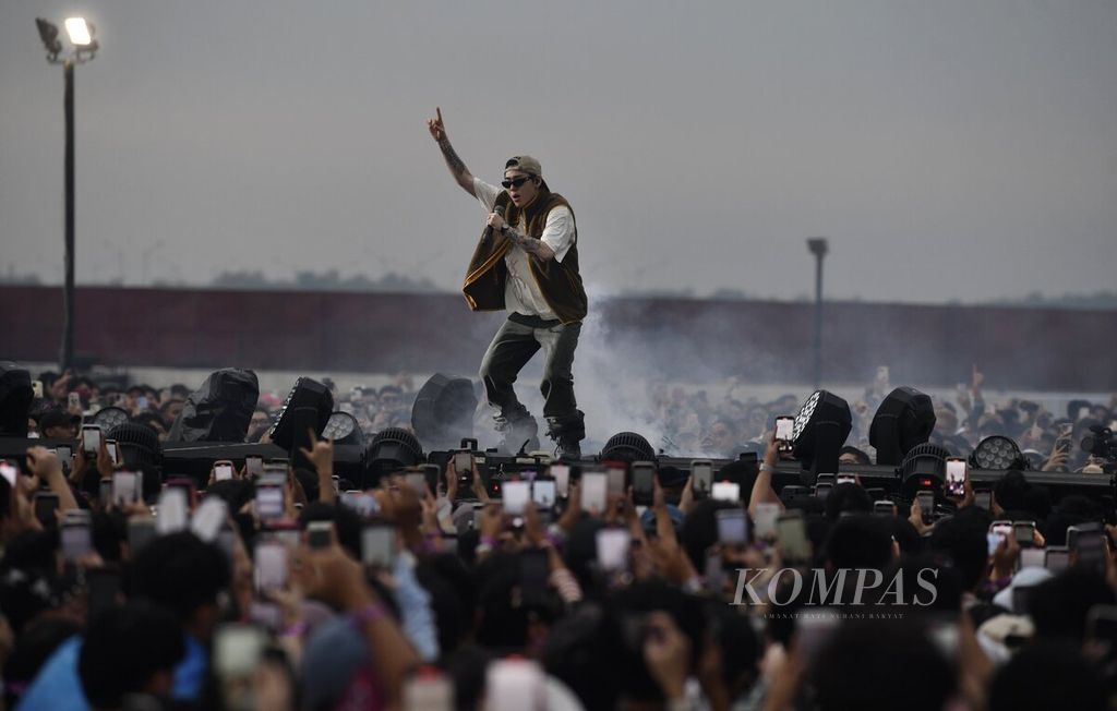 Rapper asal Korea Selatan, Zico, tampil di ajang Jakarta Head In The Clouds yang berlangsung di Community Park PIK 2, Tangerang, Banten, Sabtu (3/12/2022). Zico membawakan sejumlah nomor hit seperti Any Song, Okey Dokey, New Thing, serta Freak. 