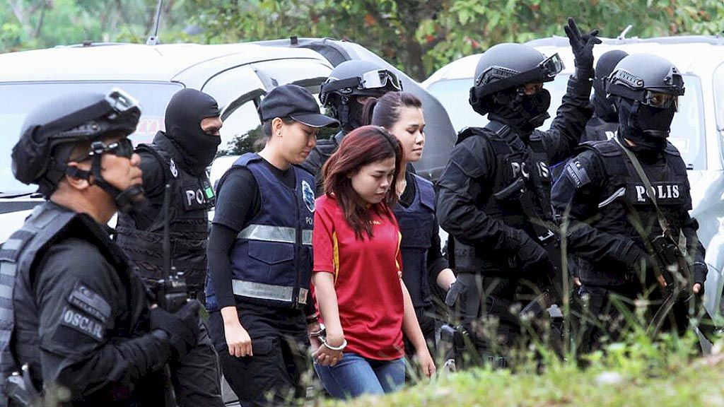 Tersangka  kasus pembunuhan Kim Jong Nam, Siti Aisyah (tengah), dijaga oleh polisi saat tiba di pengadilan Sepang, di Sepang, Malaysia, Rabu (1/3). Bersama Doan Thi Huong asal Vietnam, Siti mendengarkan dakwaan di pengadilan tersebut.