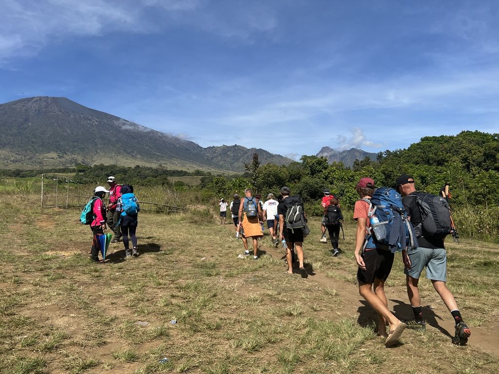 Rombongan wisatawan mancanegara memulai pendakian di Gunung Rinjani dari jalur Sembalun, Lombok Timur, Nusa Tenggara Barat, Minggu (4/9/2022). 