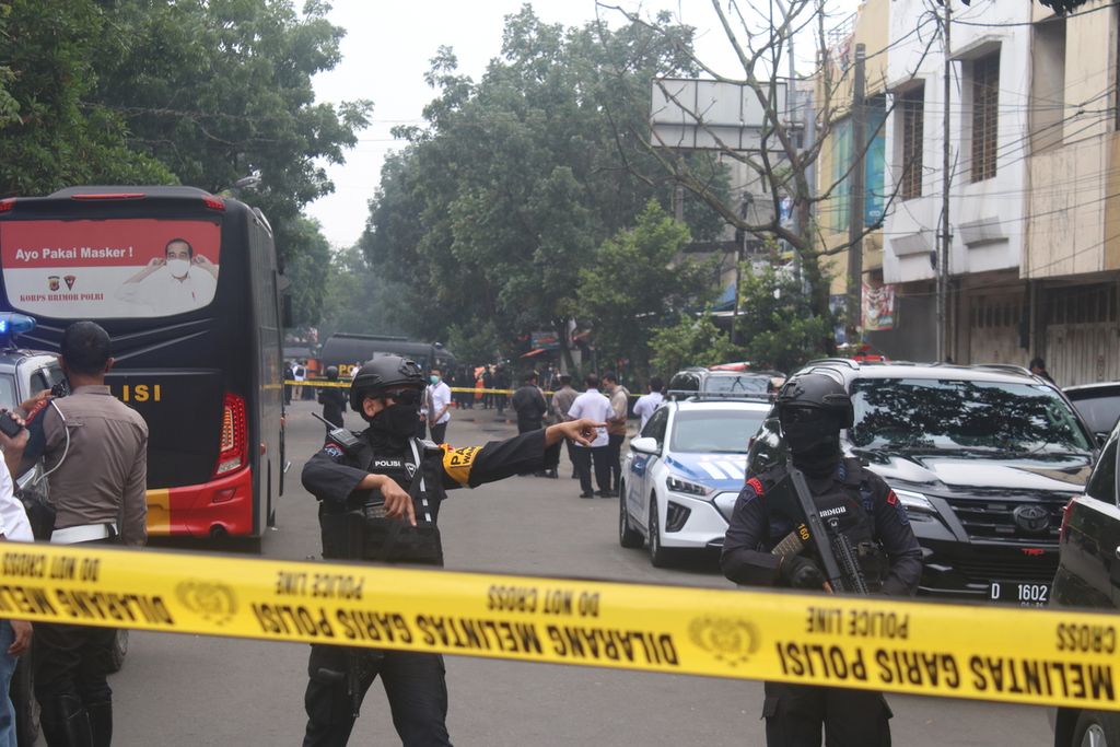 Petugas bersenjata laras panjang meminta warga untuk menjaga jarak dengan perimeter di Jalan Astanaanyar, Kota Bandung, Jawa Barat, Rabu (7/12/2022).