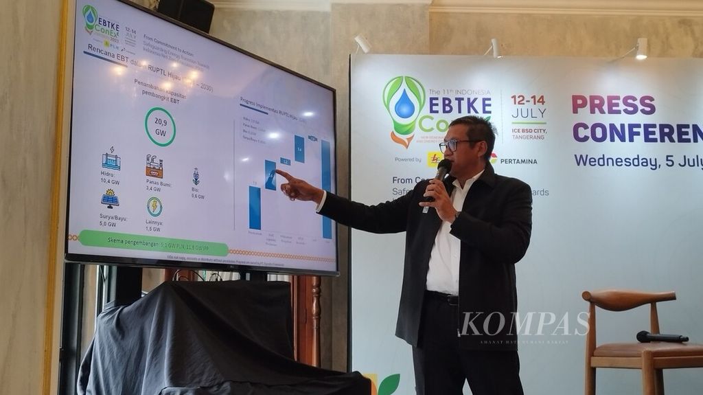 Ketua Umum Masyarakat Energi Terbarukan Indonesia (METI) Wiluyo Kusdwiharto memberikan penjelasan mengenai target bauran energi terbarukan PT Perusahaan Listrik Negara (Persero) atau PLN pada tahun 2030 dalam konferensi pers acara Indonesia EBTKE ConEx 2023 ke-11 bertajuk From Commitment to Action: Safeguarding Energy Transition Towards Indonesia Net Zero Emissions 2060 di Jakarta, Rabu (5/7/2023).