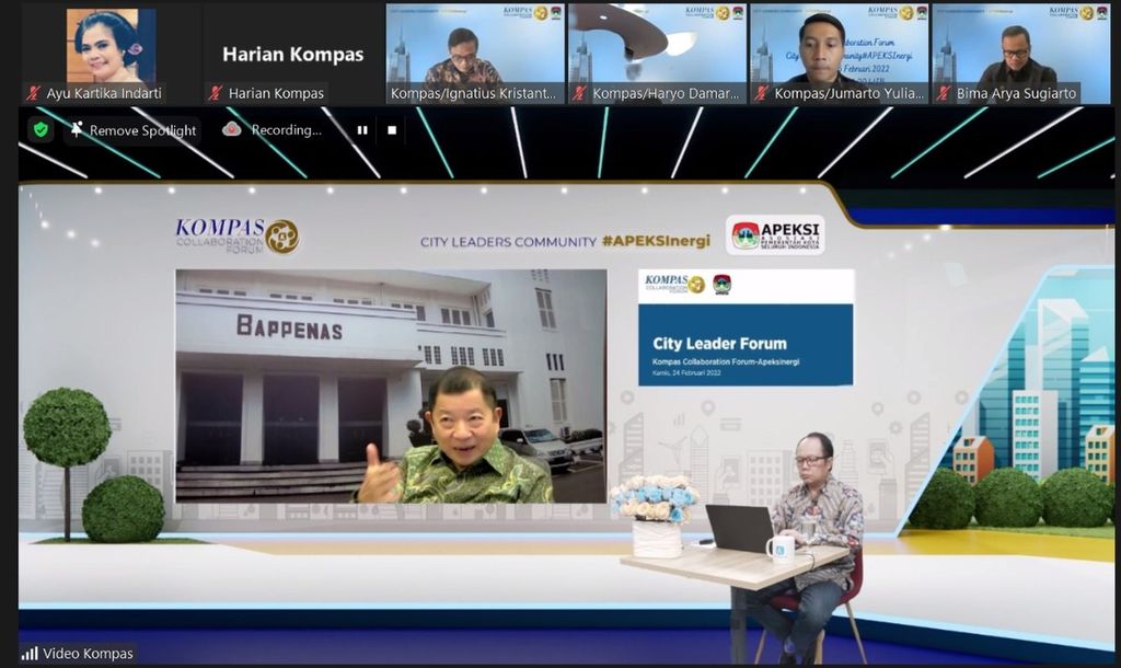 Discussion of the <i>Kompas</i> Collaboration Forum-City Leaders Community with friends "Central and Regional Pandemic Handling Strategies," which was held online, Friday (25/2/2022).