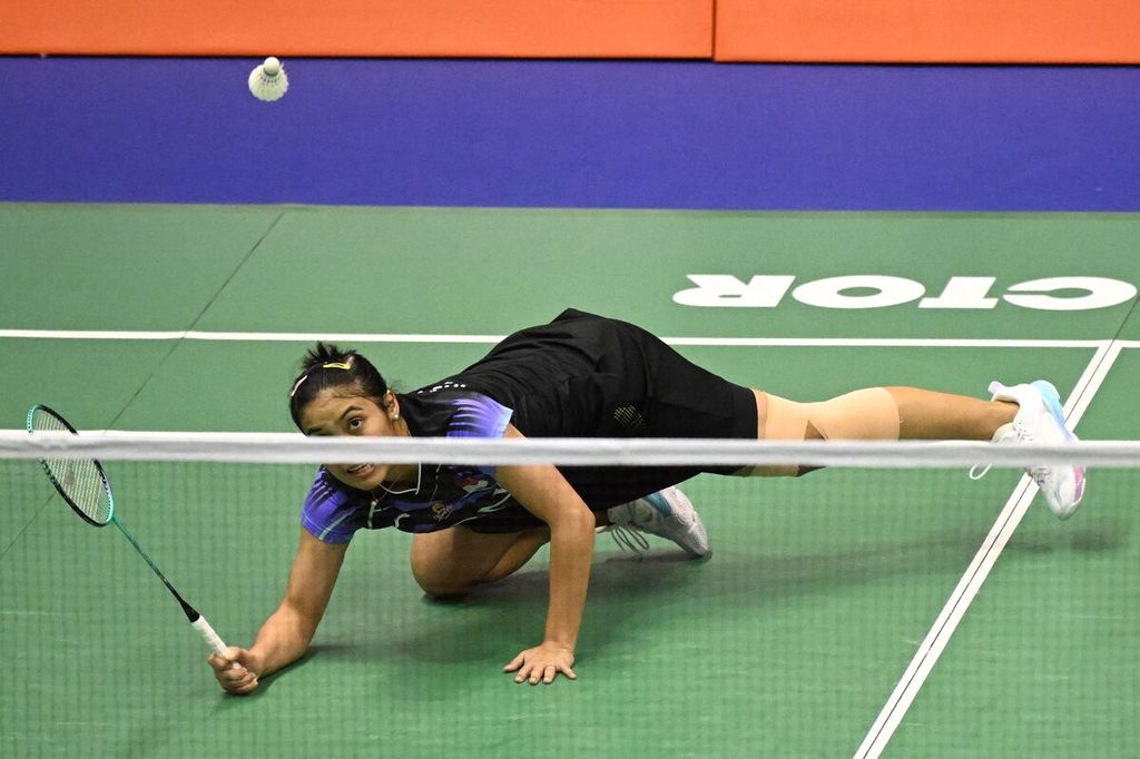 Tunggal putri Indonesia, Gregoria Mariska Tunjung, susah payah menjangkau kok saat menghadapi Carolina Marin (Spanyol) pada babak perempat final turnamen bulu tangkis Hong Kong Terbuka 2023 di Hong Kong, Jumat (15/9/2023). Gregoria menang 21-9, 21-18.