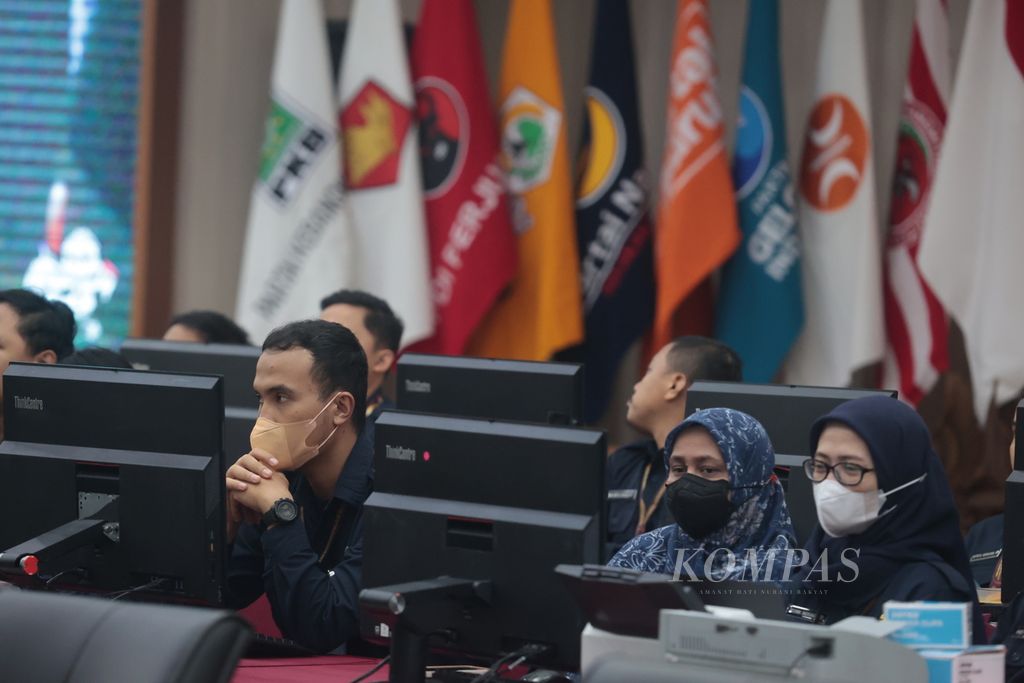 Petugas melakukan verifikasi bakal calon legislatif yang didaftarkan Partai Amanat Nasional dan Partai Persatuan Pembangunan di kantor Komisi Pemilihan Umum di Jakarta, Jumat (11/5/2024). 