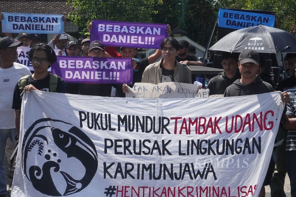 Warga membentangkan spanduk dukungan kepada Daniel Frits Maurits Tangkilisan dalam Aksi Kamisan Semarang yang digelar di depan Pengadilan Negeri Jepara, Jawa Tengah, Kamis (4/4/2024). 
