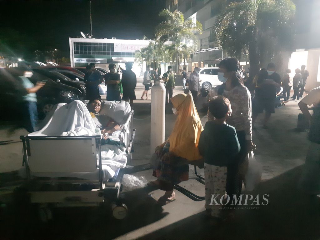 Puluhan pasien RS Siloam Sriwijaya, Palembang, Sumatera Selatan dievakuasi ke luar rumah sakit setelah terjadi kebakaran di lantai dua, Senin (4/7/2022). 