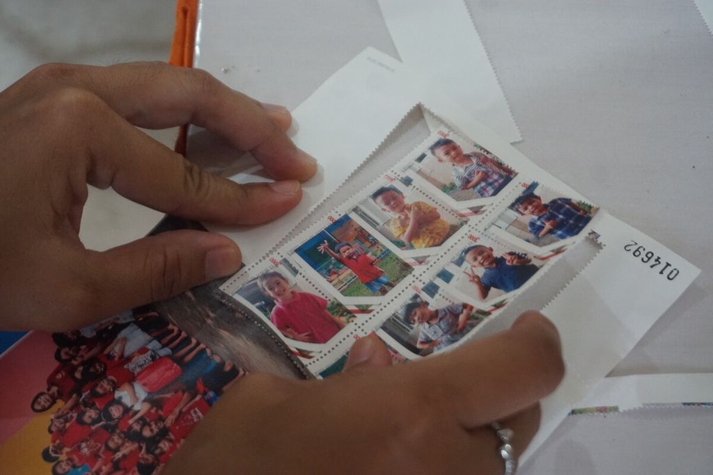 Prangko bergambar foto diri Anak-anak TK Santo Yosep siap ditempel di amplop saat mereka berkunjung ke Kantor Pos Purwokerto di Kabupaten Banyumas, Jawa Tengah, Kamis (2/3/2023).