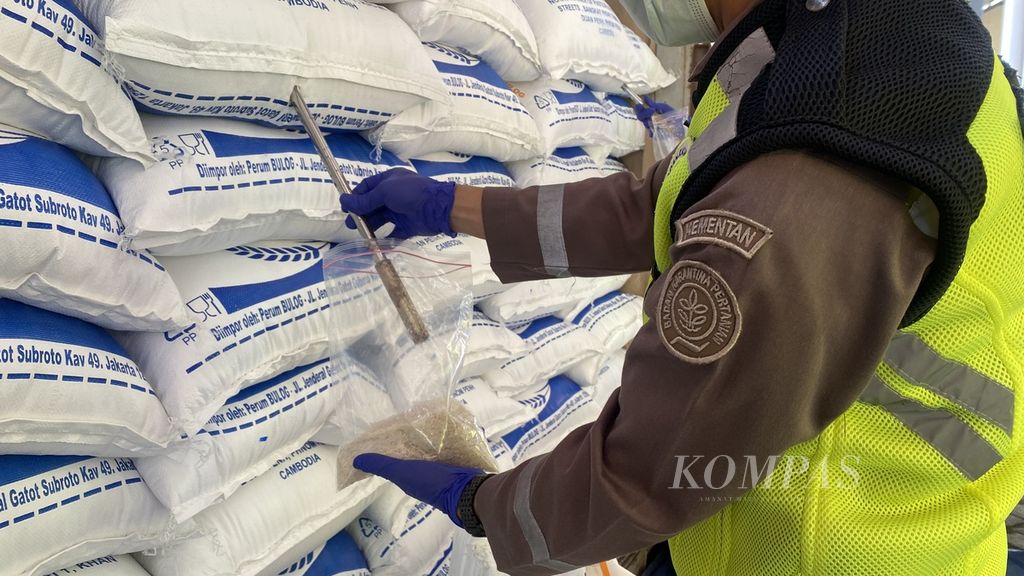 Petugas dari Balai Karantina Pertanian mengecek beras-beras impor dari Kamboja yang tiba di Pelabuhan Tanjung Emas, Kota Semarang, Jawa Tengah, Kamis (2/11/2023). 