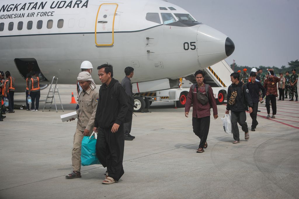 Warga negara Indonesia yang dievakuasi dari Sudan tiba di Lanud Halim Perdanakusuma, Jakarta, Senin (1/5/2023).
