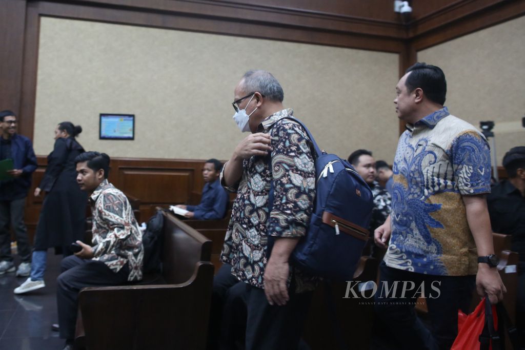 Terdakwa bekas Sekjen Kementan Kasdi Subagyono (kiri) dan bekas Direktur Alat dan Mesin Pertanian Kementan Mohammad Hatta tiba di ruangan untuk mengikuti sidang lanjutan kasus dugaan pemerasan dan penerimaan gratifikasi di Pengadilan Tipikor Jakarta, Senin (6/5/2024). 