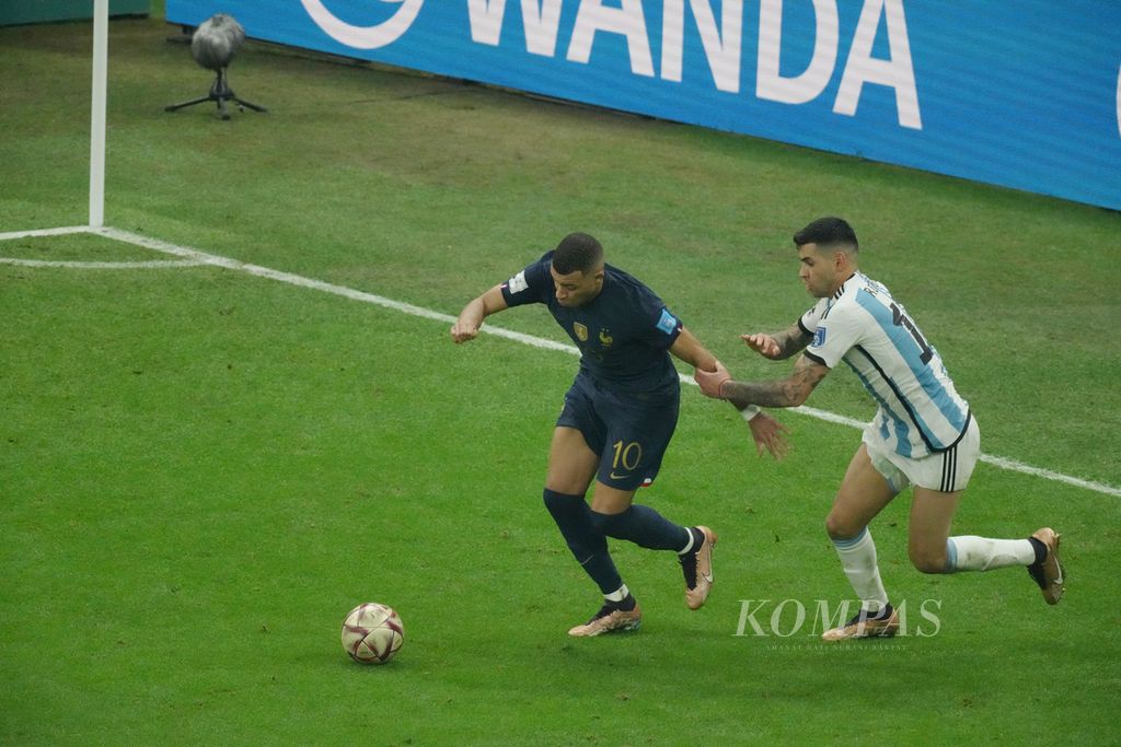 French player Kylian Mbappe during the match in the 2022 World Cup final against Argentina at the Lusail Stadium, Qatar, Monday (19/12/2022) early morning WIB. Argentina won the 2022 World Cup after beating France on penalties 7-5 (3-3).