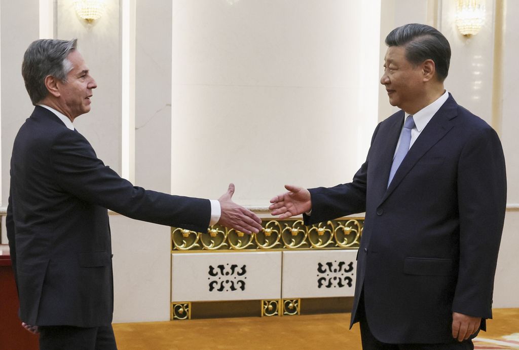 Menteri Luar Negeri Amerika Serikat Antony Blinken (kanan) bersalaman dengan Presiden China Xi Jinping , Senin (19/6/2023). Xi menekankan bahwa China menghormati AS sebagai negara besar dan seharusnya AS berbuat serupa terhadap China. 