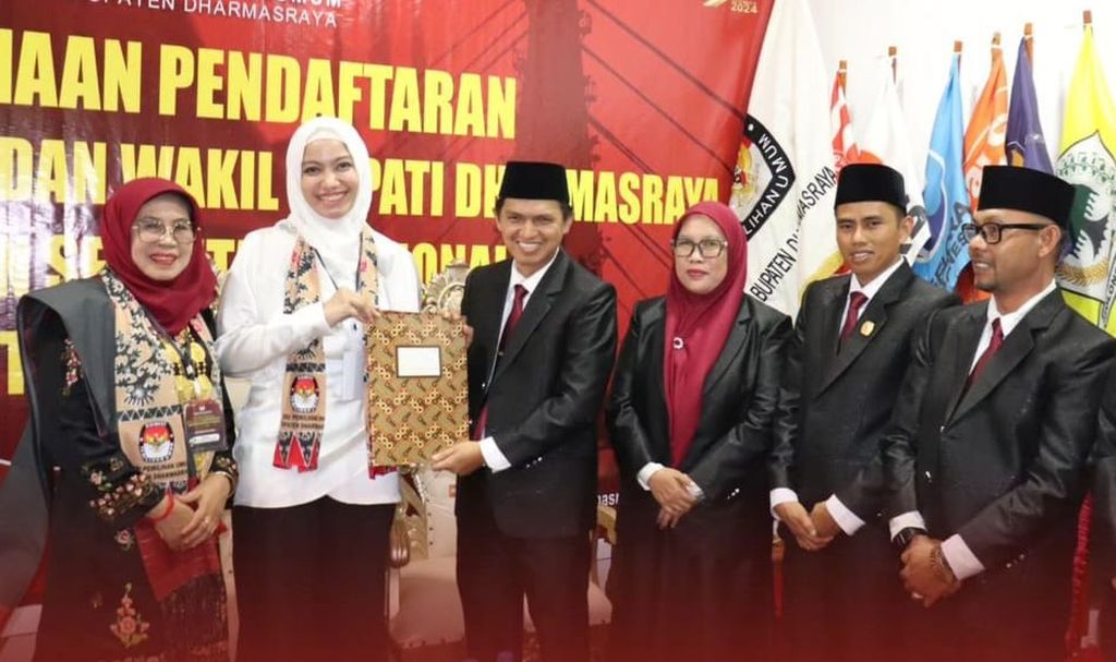 Pasangan calon bupati dan wakil bupati Dharmasraya, Annisa Suci Ramadhani (dua dari kiri)-Leli Arni (kiri) menyerahkan berkas pendaftaran kepada Ketua KPU Dharmasraya France Putra di KPU Dharmasraya, Sumatera Barat, Rabu (28/8/2024). 