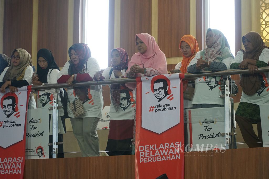 Perempuan sukarelawan pendukung Anies Baswedan, mantan Gubernur DKI Jakarta, untuk jadi Presiden RI pada Pilpres 2024, menghadiri acara deklarasi Relawan Perubahan di Kota Padang, Sumatera Barat, Minggu (4/12/2022). 