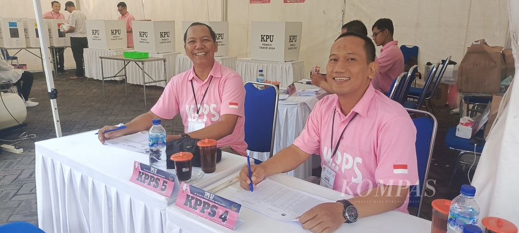 Anggota  KPPS di TPS 57 Mojolangu, Kota Malang, mengenakan kaus warna merah muda pada Pemilu 2024, Rabu (14/2/2024). Kaus warna merah muda sekaligus untuk merayakan Hari Kasih Sayang atau Valentine.