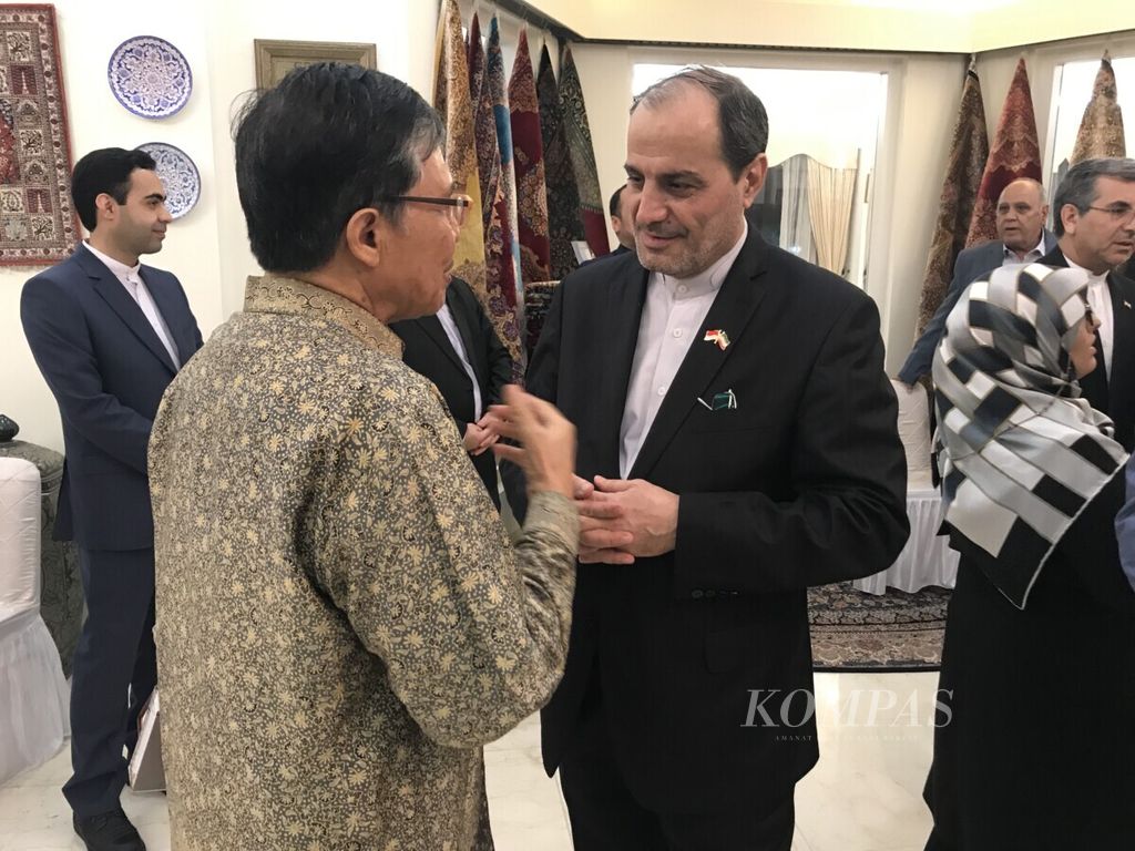 Duta Besar Iran untuk Indonesia Mohammad Azad berbincang-bincang dengan tamu undangan pada malam resepsi 41 tahun Revolusi Iran di Jakarta, Selasa (11/2)
