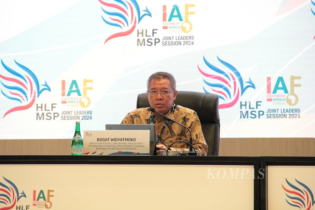 Deputi Bidang Politik, Hukum, Pertahanan, dan Keamanan Kementerian Perencanaan Pembangunan Nasional/Badan Perencanaan Pembangunan Nasional Republik Indonesia Bogat Widyatmoko memberikan keterangan kepada media di Forum Indonesia-Afrika (IAF) Ke-2 dan Forum Tingkat TInggi Kemitraan Multipihak (HLF MSP) 2024 di Nusa Dua, Bali, Minggu (1/9/2024).