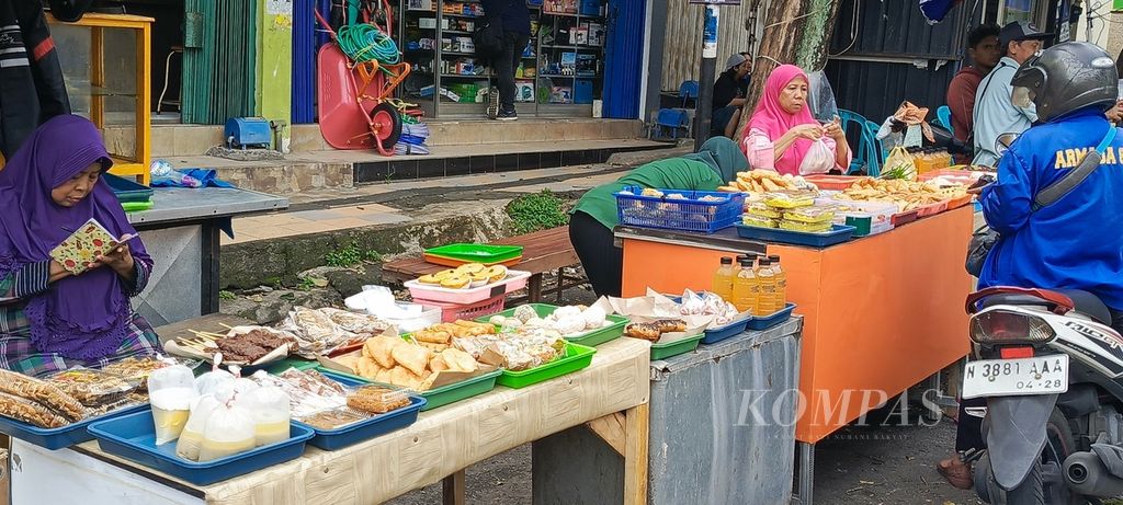 Suasana pasar Ramadhan 2024 di M Yamin, Kota Malang, Jawa Timur, Senin (11/3/2024).