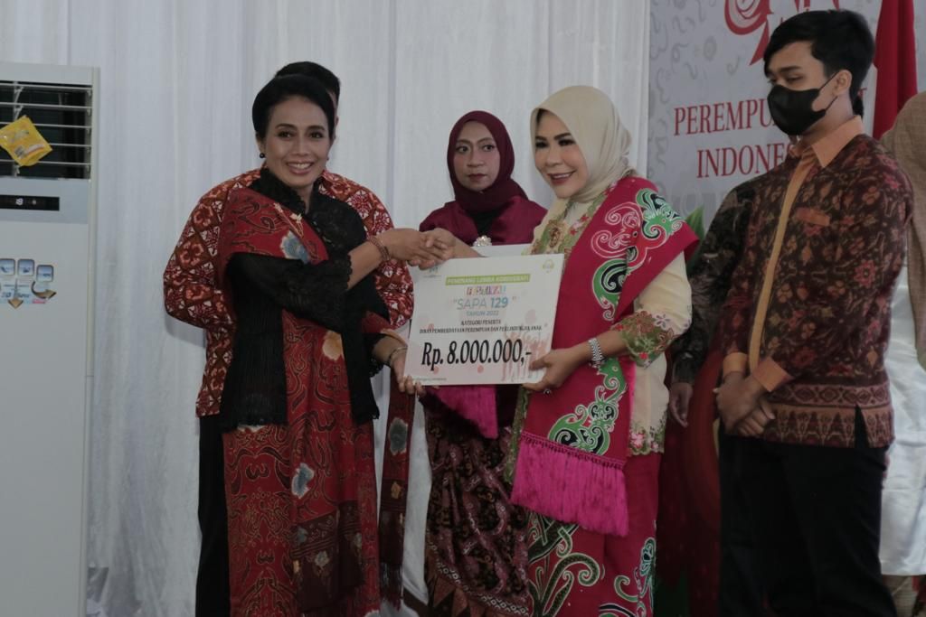 Menteri Pemberdayaan Perempuan dan Perlindungan Anak (PPPA) I Gusti Ayu Bintang Darmawati, menyerahkan hadiah lomba pada Puncak Peringatan Hari Ibu (PHI) ke-94 di Bengkulu, Kamis (22/12/2022).